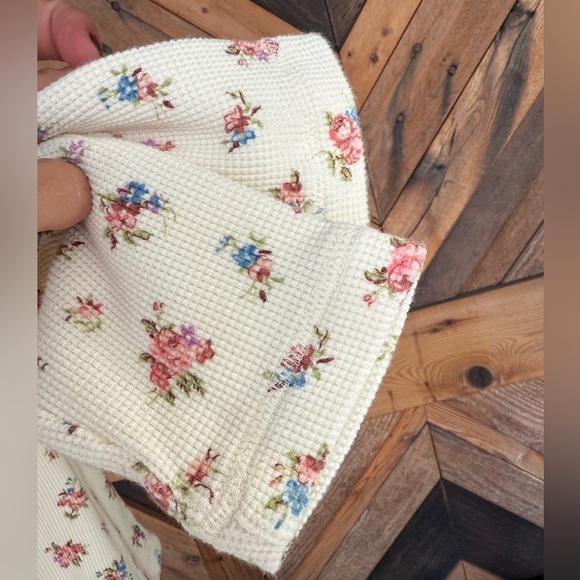 L.L. Bean Women’s waffle thermal Long Sleeve Floral Size Small - Picture 4 of 7